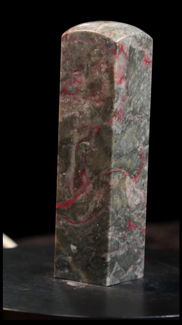 昌化石牛角鸡血石