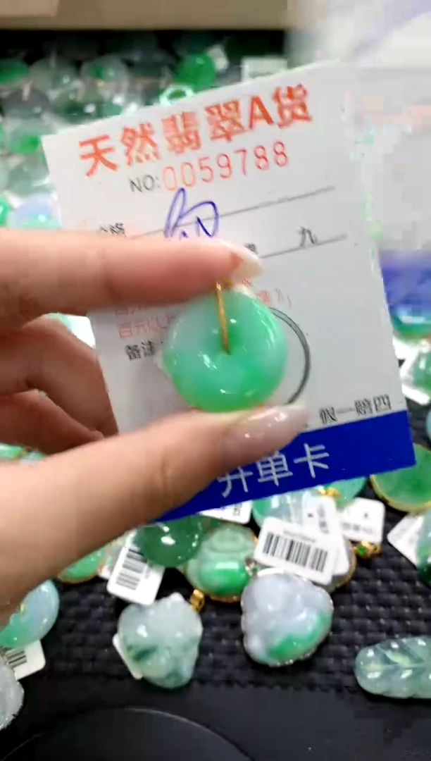 翡翠18K金镶嵌颈饰1111111111111111