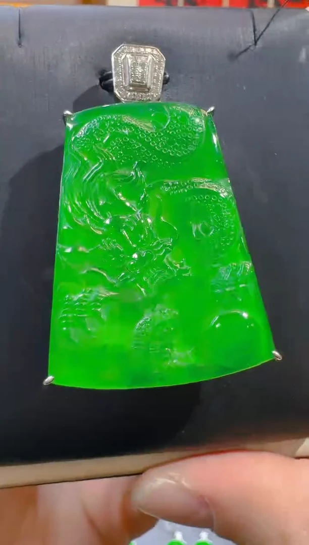 吊坠(赠链)18K金镶嵌翡翠天然A货翡翠