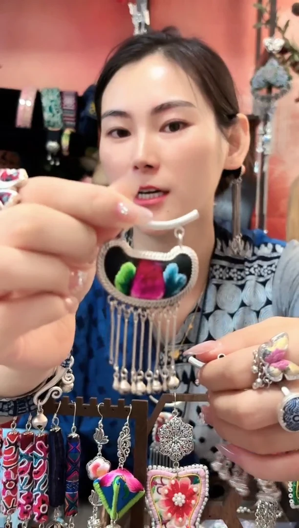 织绣云织谣民族风精美饰品   68