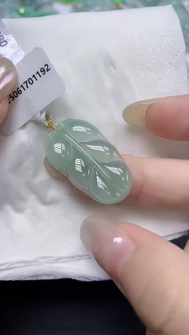 翡翠18K金镶嵌颈饰天然缅甸翡翠A货