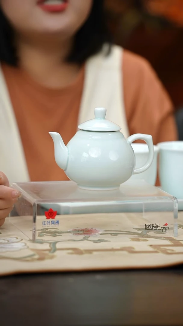 1个正价影青带盖飘逸壶(套)