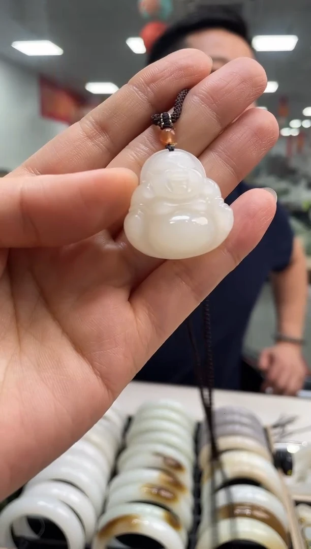 和田玉未镶嵌颈饰于阗老坑佛公吊坠随机发一件