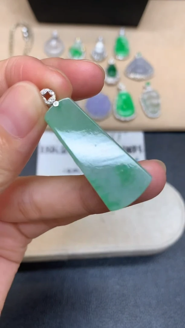 颈饰18K金镶嵌翡翠无事牌【无服务费