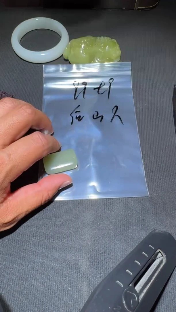 未镶嵌和田玉（糖玉）车挂和田玉