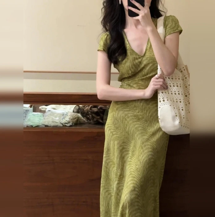 法式v领绿色碎花连衣裙女夏季2025新款海边度假气质收腰长裙3350