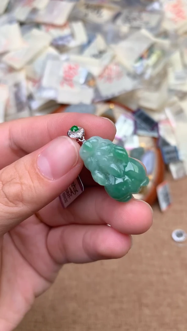 18K金镶嵌挂件翡翠一