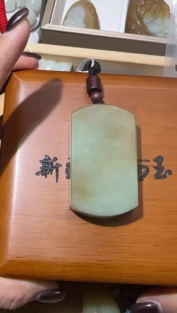 吊坠(不含链)未镶嵌和田玉且末糖青白微色差吊坠