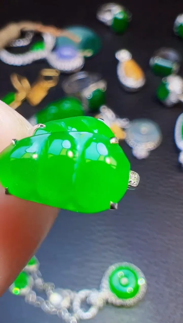 18K金镶嵌翡翠耳饰叫**姐翡翠