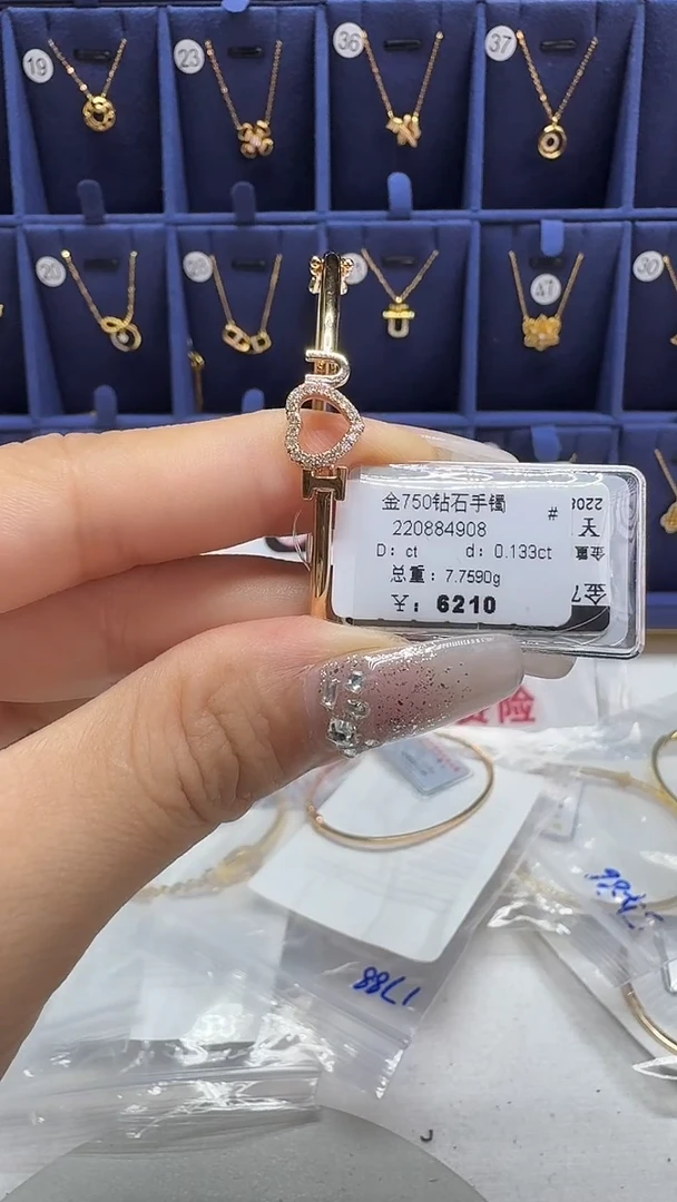 18K金镶嵌手镯钻石手镯