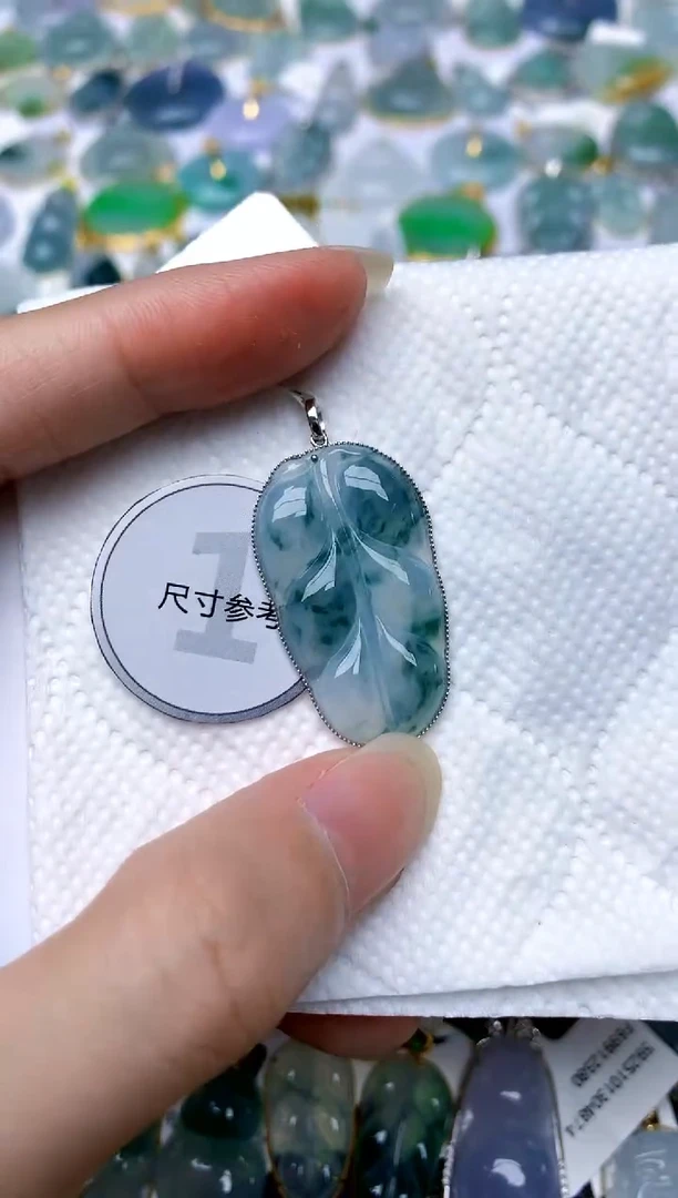 颈饰18K金镶嵌翡翠天然A货翡翠