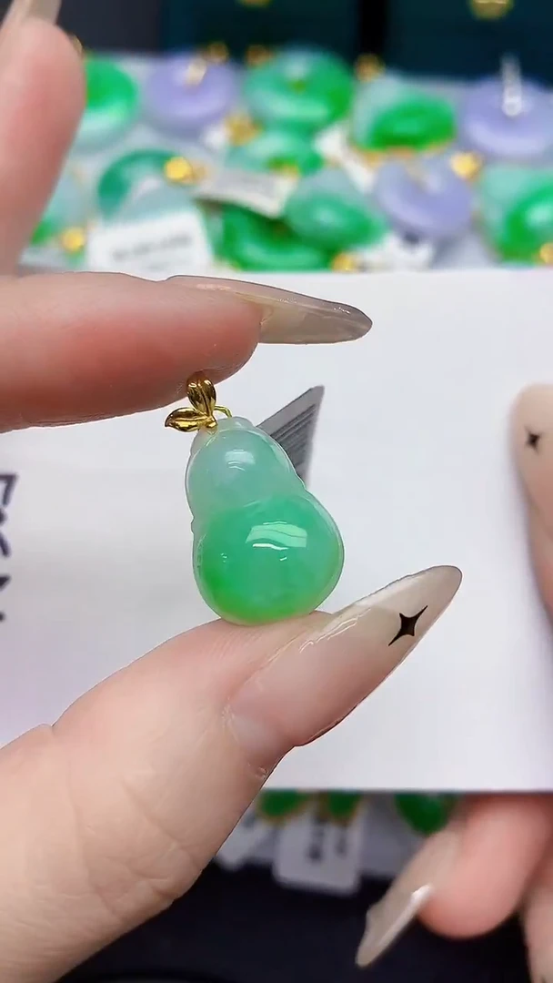 颈饰18K金镶嵌翡翠缅甸天然翡翠A货