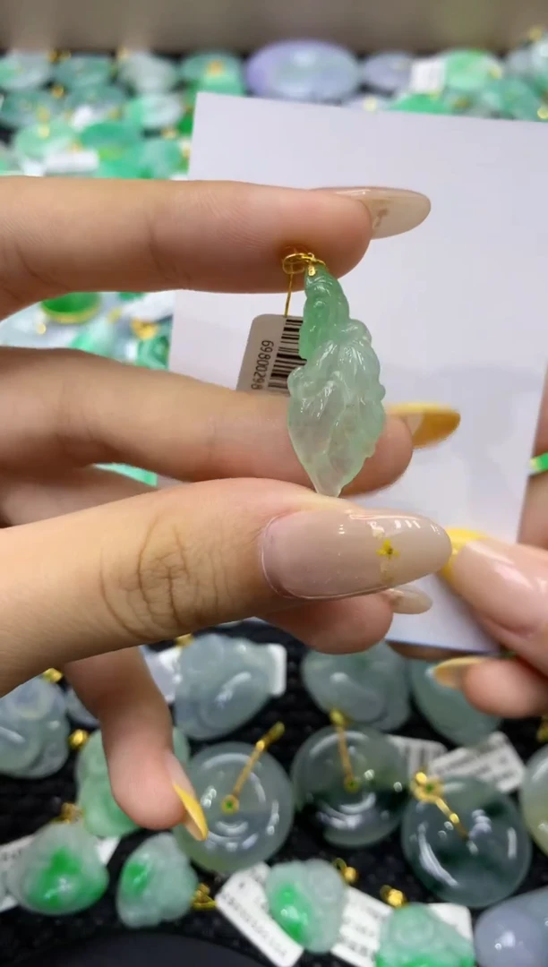 颈饰18K金镶嵌翡翠天然缅甸翡翠A货