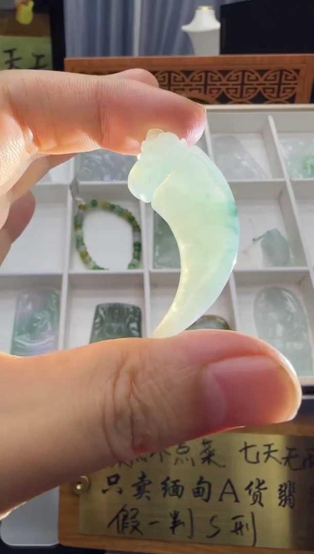翡翠挂件未镶嵌A货翡翠多样性孤品