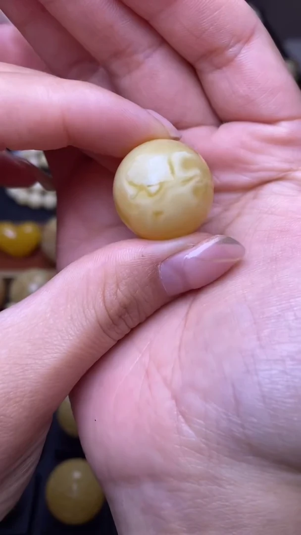 未镶嵌琥珀裸石葵. 37