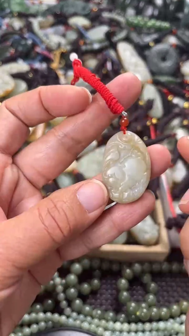 【闪购商品】和田玉颈饰未镶嵌多样性发货没有证书，拍一发一.有瑕