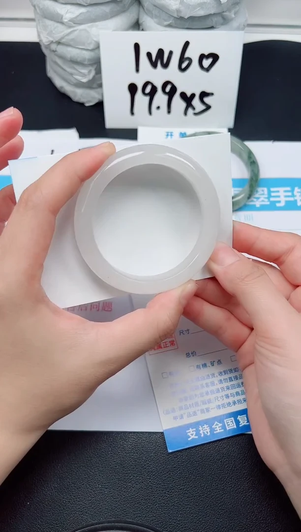 【闪购商品】石英质玉手镯未镶嵌G125-52.5