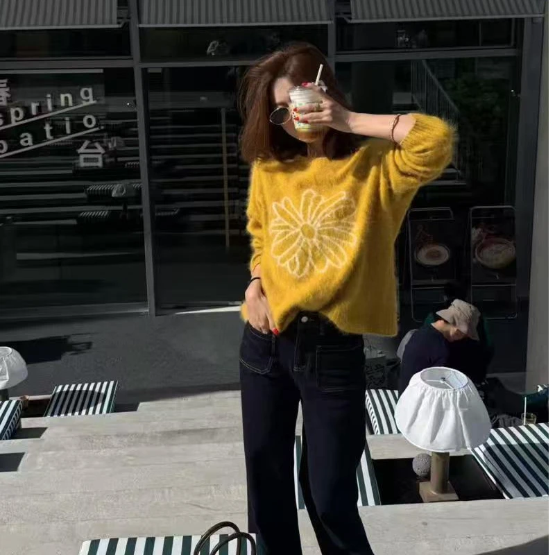 2026春季新款温柔慵懒风花朵图案黄色圆领长袖高级感针织衫牛仔裤