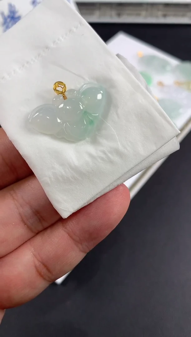 颈饰18K金镶嵌翡翠雀***锁翡翠