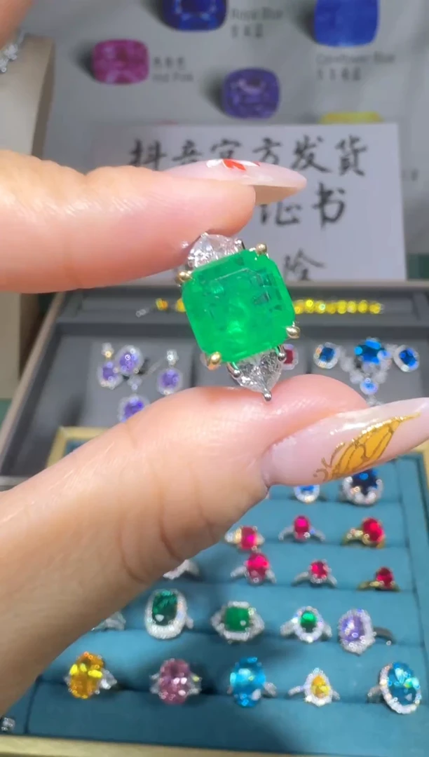 18K金镶嵌戒指祖母绿0