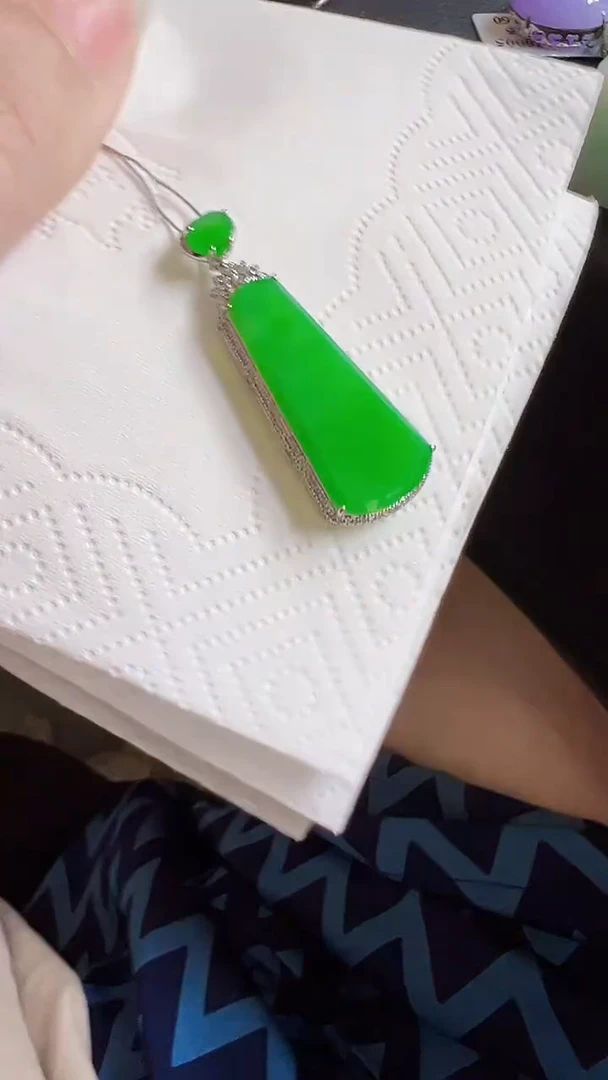 颈饰18K金镶嵌翡翠扣