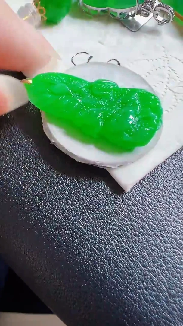 颈饰18K金镶嵌翡翠白菜