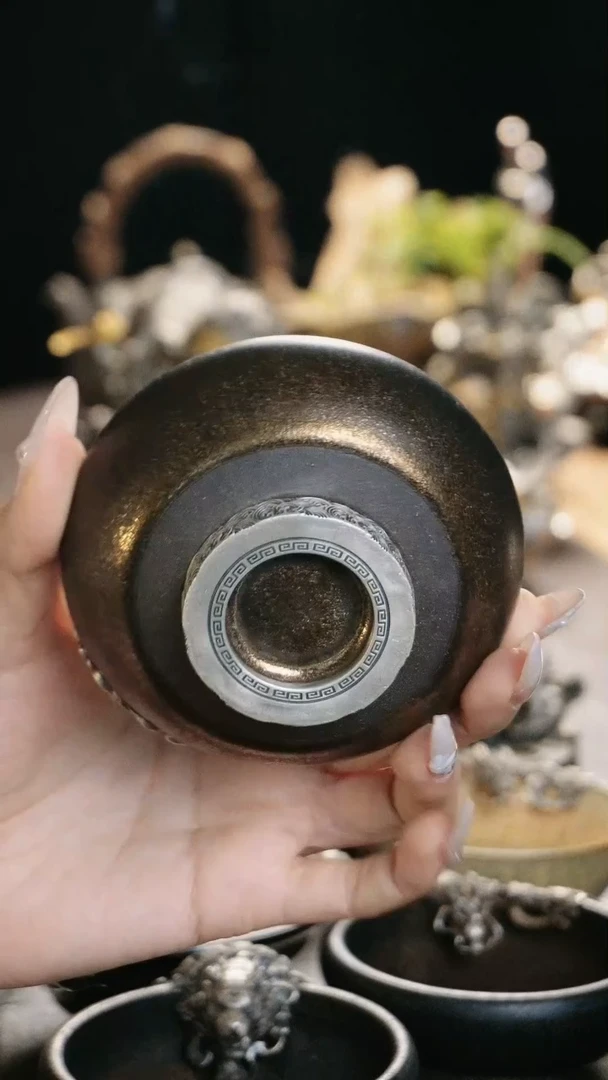 【闪购商品】境秋黑陶镀金虎主人杯