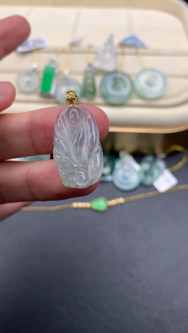 翡翠18K金镶嵌颈饰F225