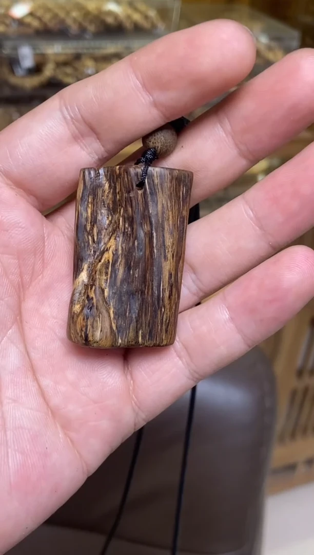 沉香吊坠越南随型吊坠虫漏多样性发其一