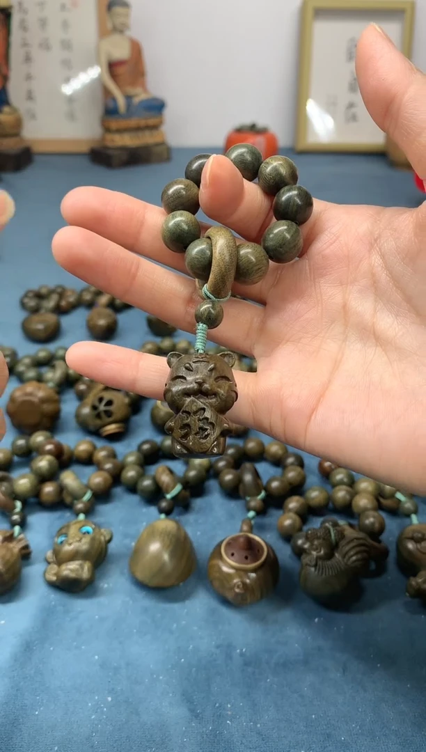 【闪购商品】维腊木（绿檀）把件小福虎 盘玩件