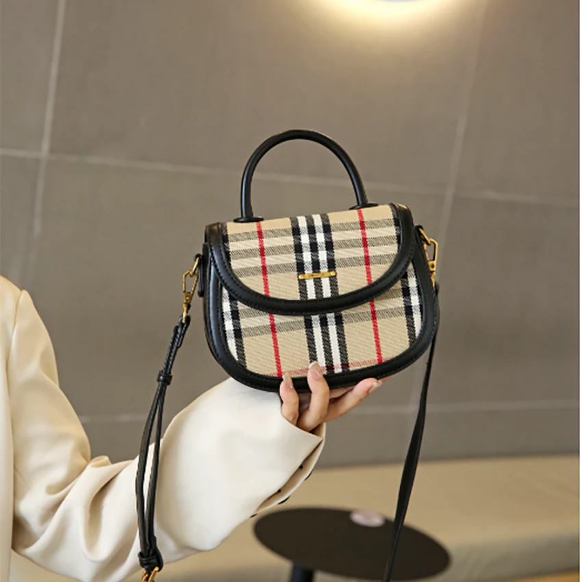 【芝麻集】SKL-R-6823-黑色RAIN.CUN百搭简约时尚腋下斜跨轻奢女包