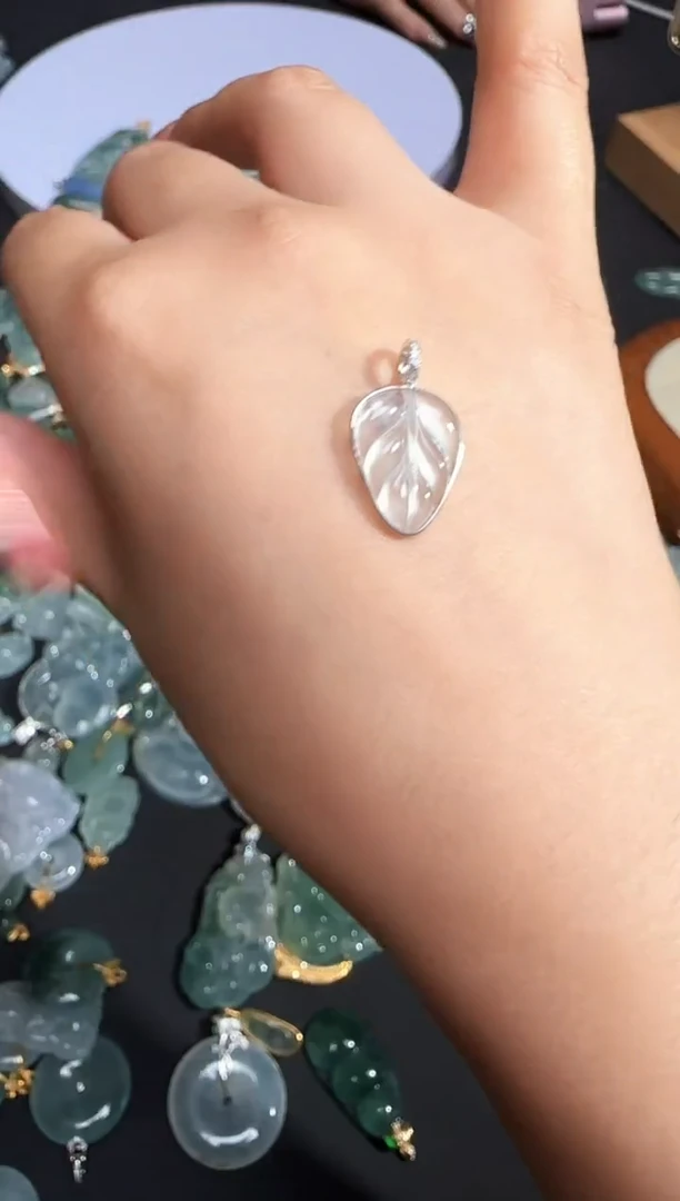 颈饰18K金镶嵌翡翠20250921231