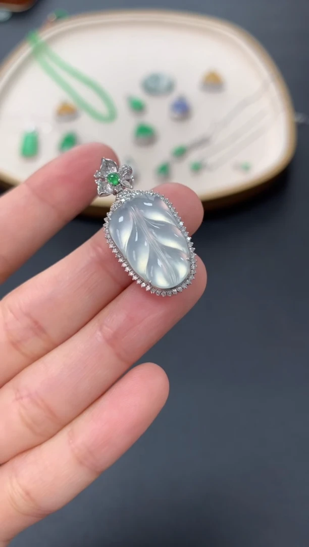 【闪购商品】翡翠吊坠(不含链)18K金镶嵌9800