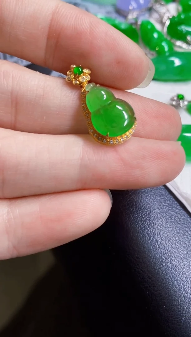颈饰18K金镶嵌翡翠葫芦