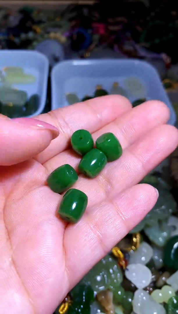 和田玉未镶嵌颈饰1件 多样性发一件