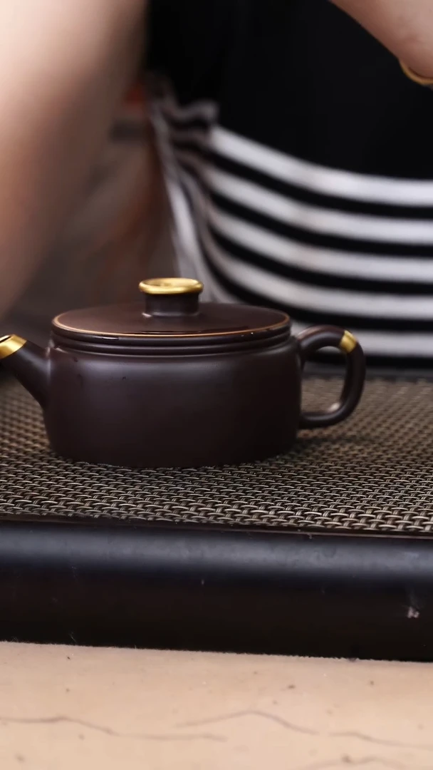 茶壶紫砂四号井茄皮紫泥描金钱币钮汉瓦150cc