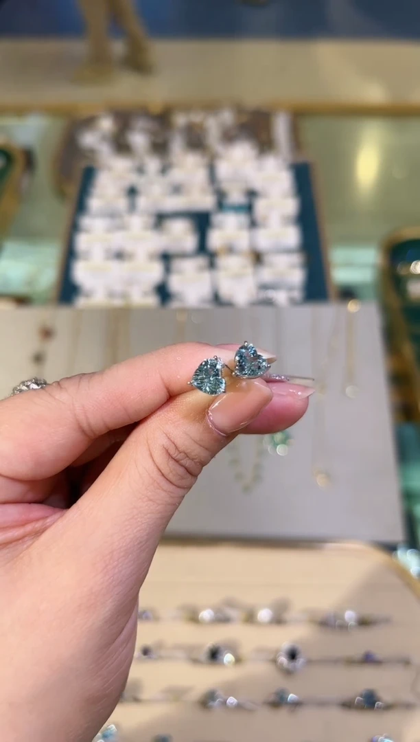 【闪购商品】海蓝宝石耳钉18K金镶嵌1.58ct海蓝宝爱心耳钉