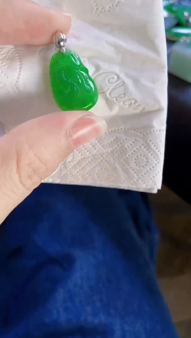 颈饰18K金镶嵌翡翠吊坠