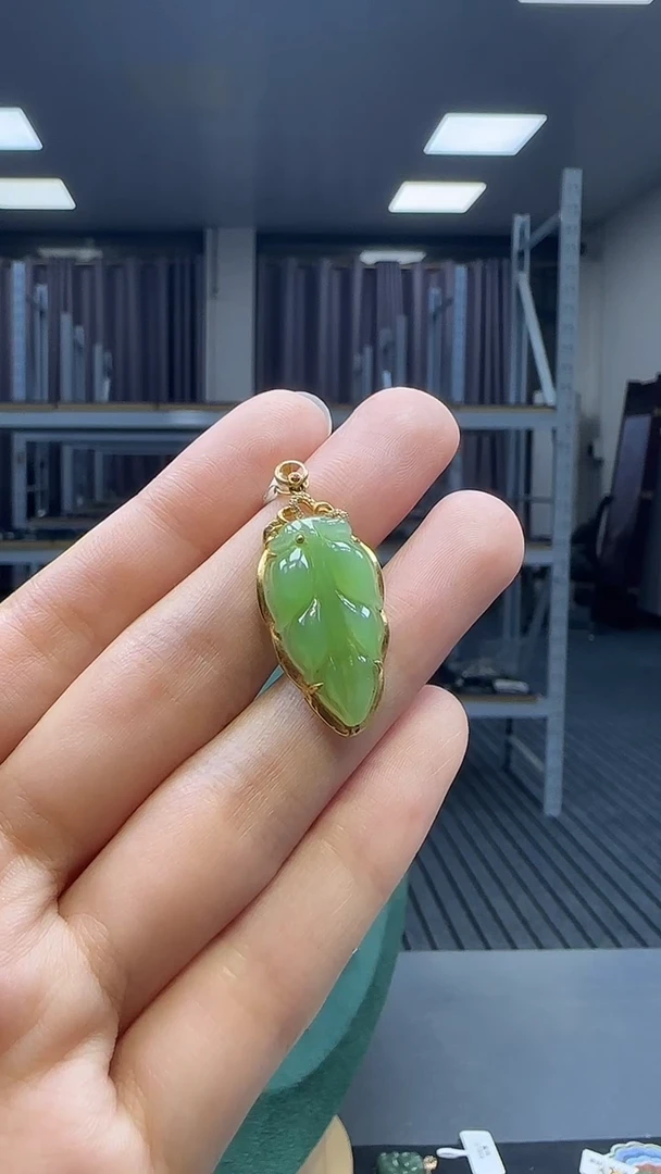 18K金镶嵌和田玉挂件1