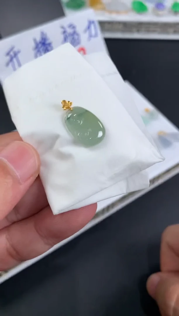 颈饰18K金镶嵌翡翠麦**草翡翠