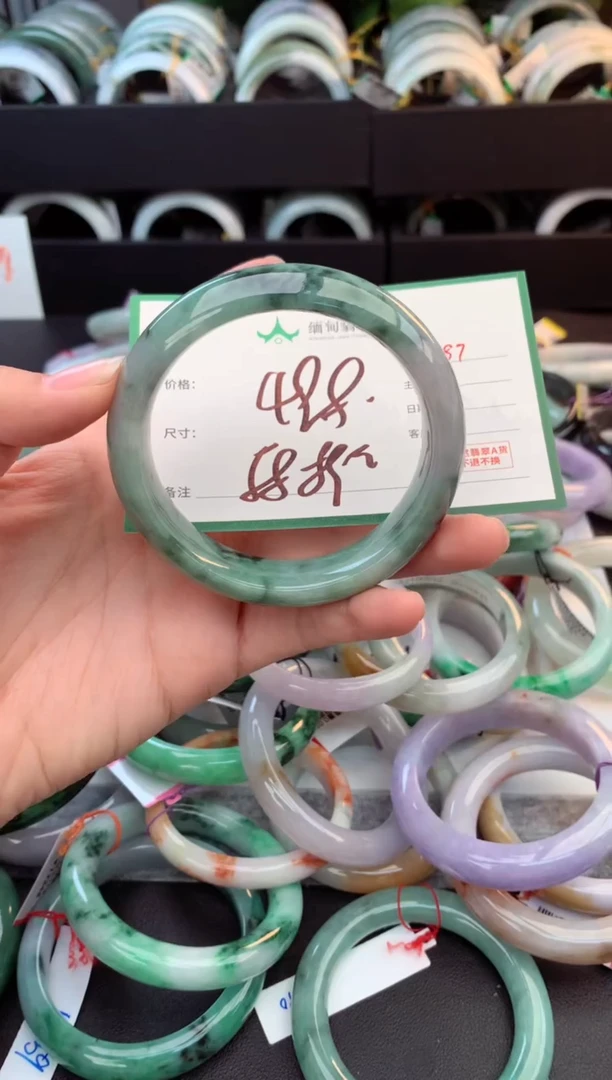 未镶嵌定制翡翠毛货需精细抛光+多人