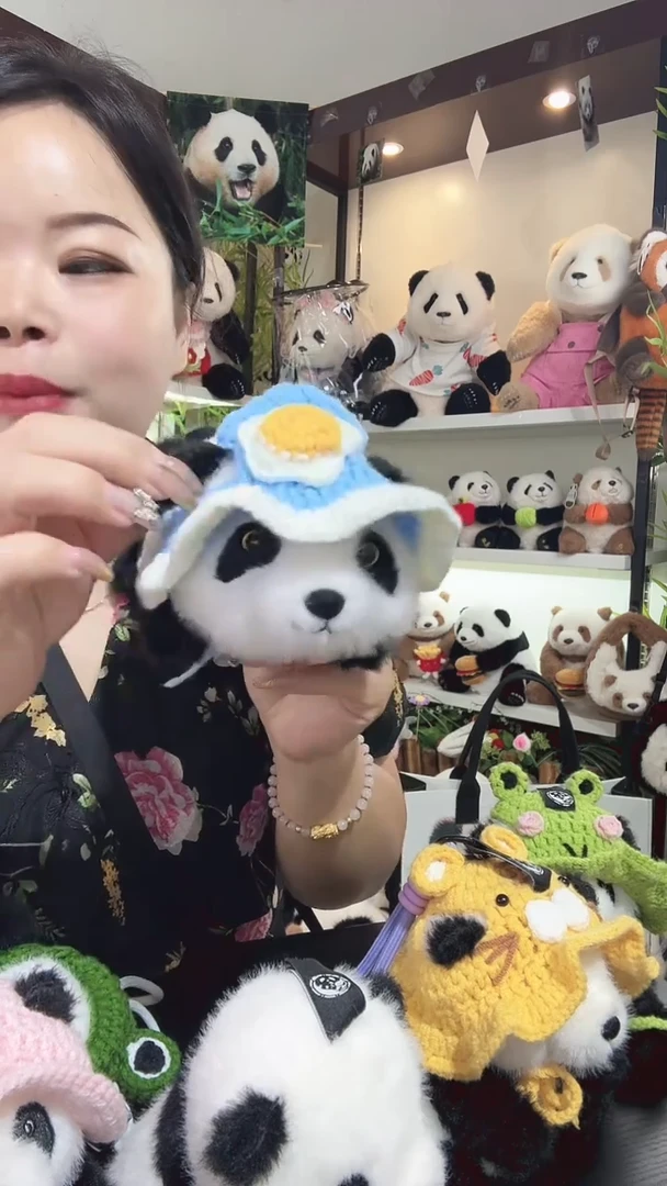 毛绒熊猫蓝色沙滩帽