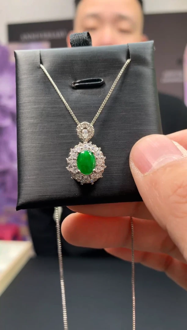 颈饰未镶嵌翡翠翡翠A货·阳绿蛋面