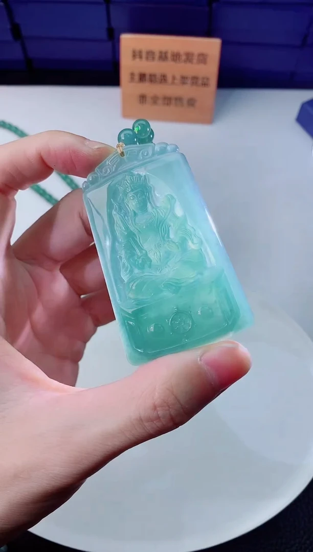 翡翠未镶嵌颈饰  `