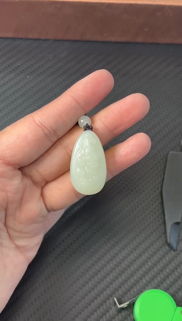 吊坠(赠链)未镶嵌和田玉且末微色差迪克兰一细吊坠m