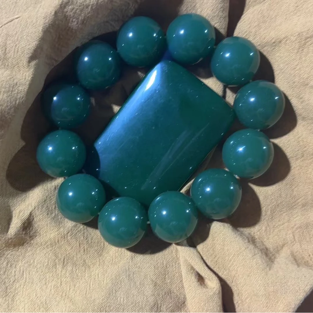 1个绿色珠子串和1个绿色平安无事牌摆件链接