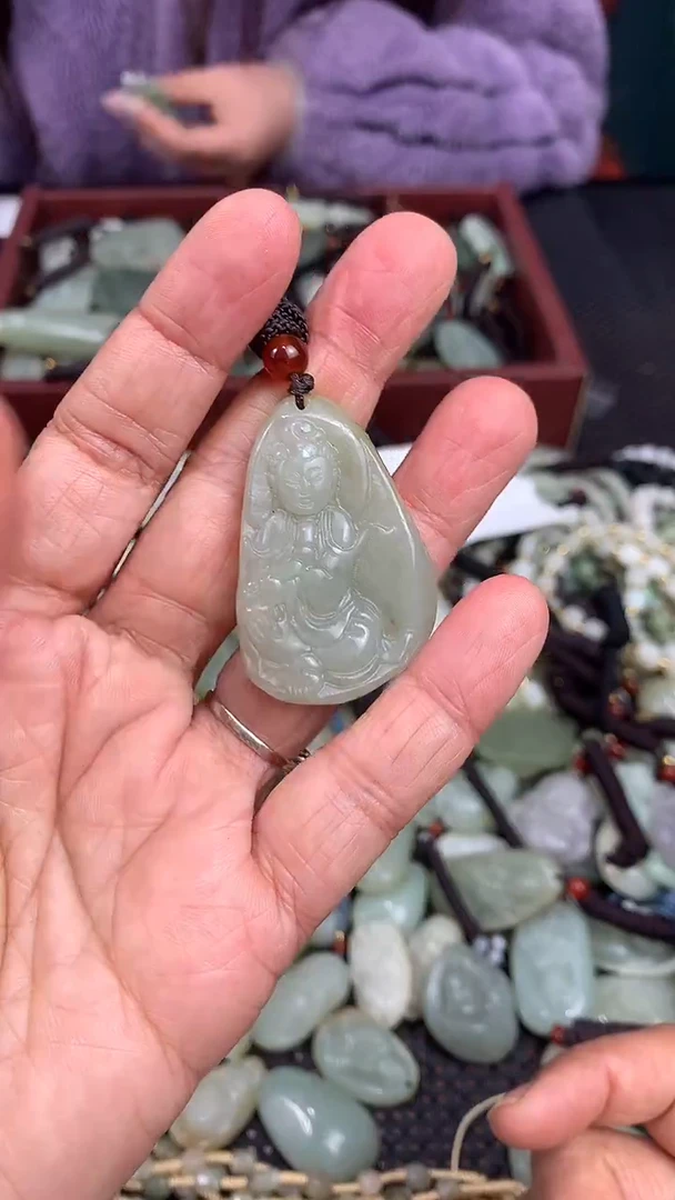 颈饰未镶嵌和田玉（多样性发一件）没有证书有瑕