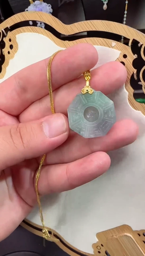 【闪购商品】翡翠颈饰未镶嵌牌子