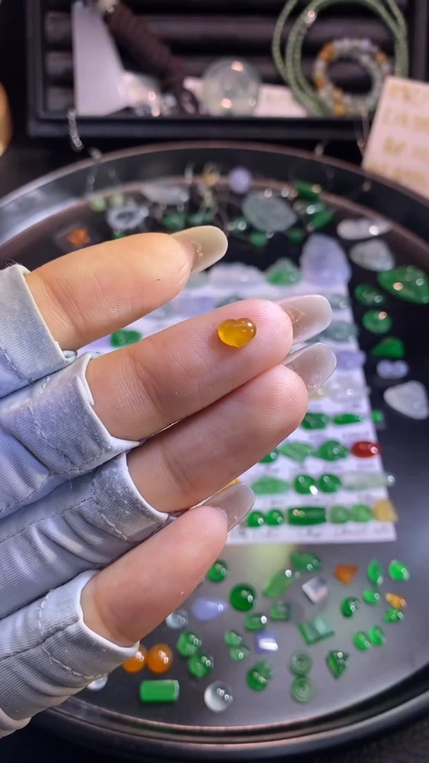 翡翠挂件未镶嵌爱心