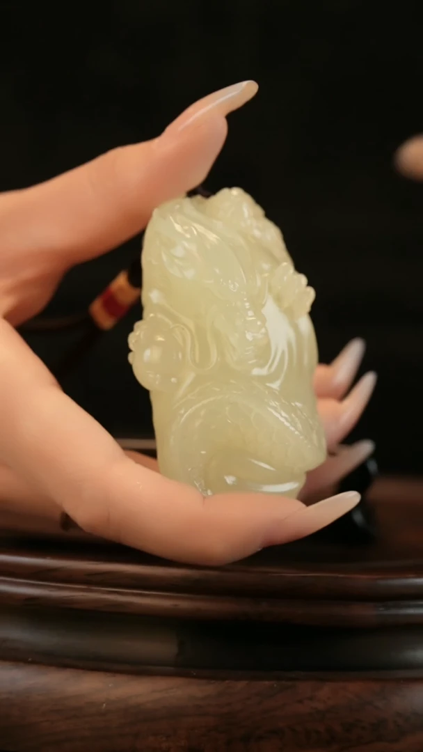 云南石竹叶青雕刻：龙腾四海